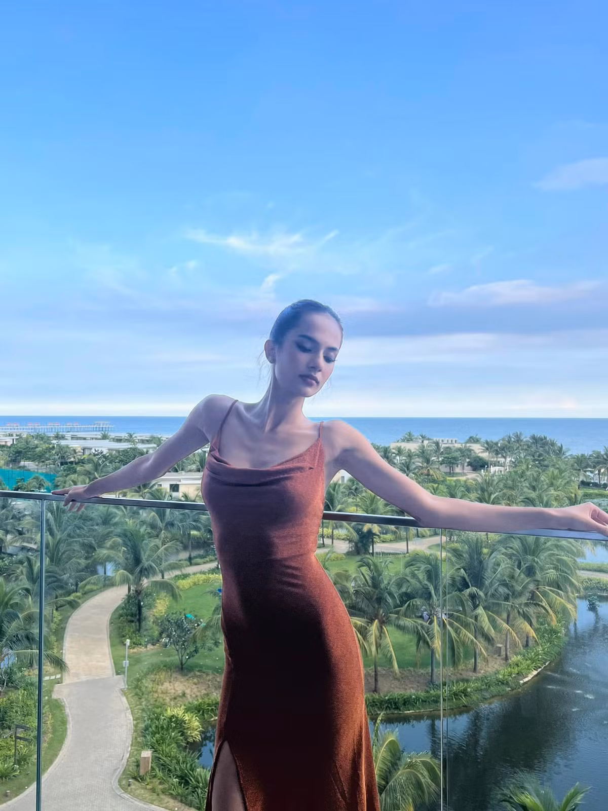 Những bức ảnh được chính cô đăng tải trên trang cá nhân thể hiện được nét đẹp Á- Âu trộn lẫn tạo nên một dung mạo hài hoà, đặc biệt.