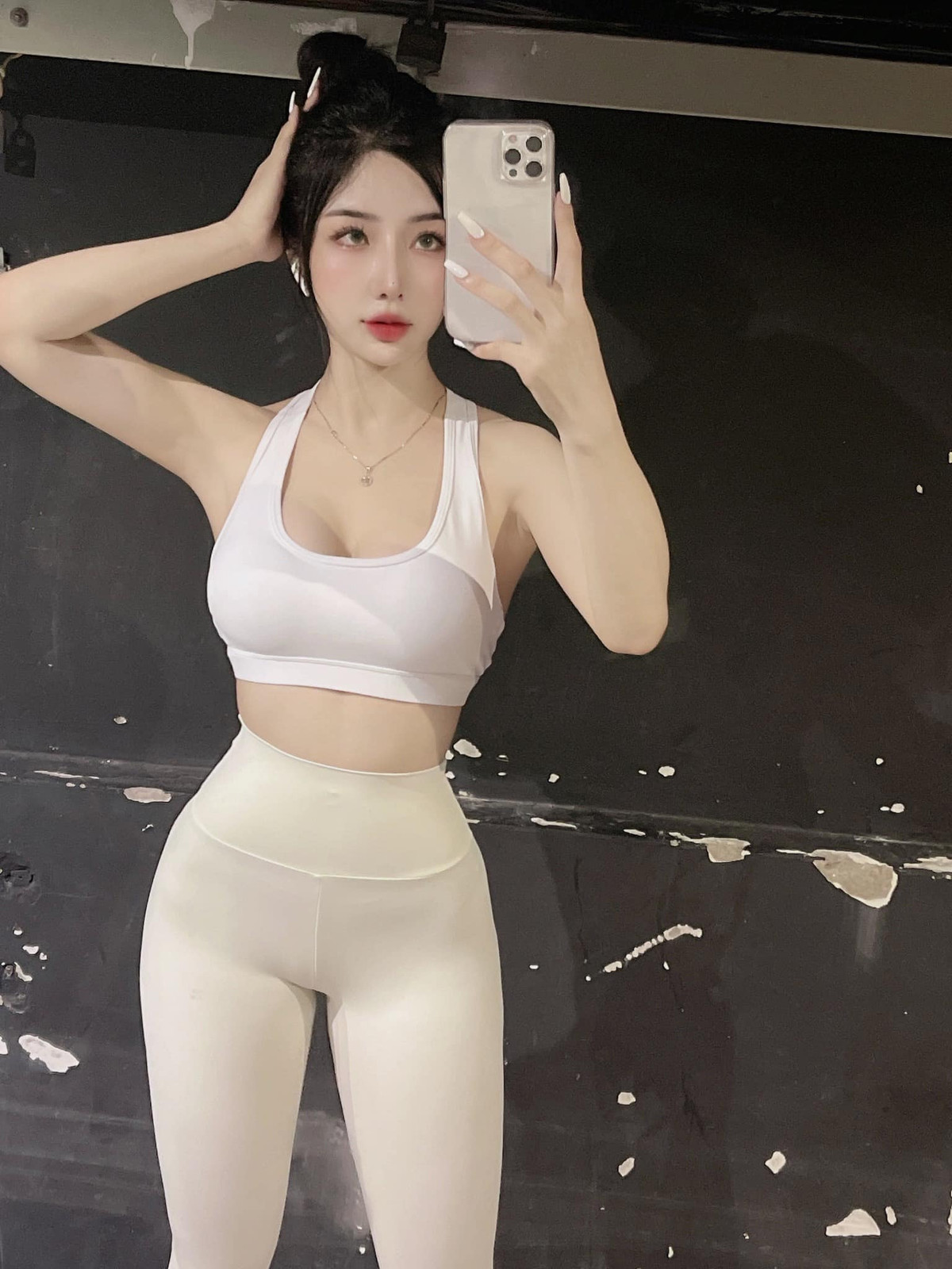 Nếu nhìn những hình ảnh hiện tại của Hồng Nhung, hẳn nhiều người sẽ không tin nổi rằng cô gái này từng phải loay hoay với thân hình mũm mĩm, nặng tới 64kg.