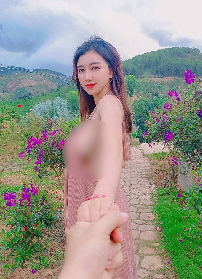 Trong bức ảnh, nàng hot girl gây chú ý với thiết kế hở mạn sườn, khoe khéo vóc dáng như vòng 1, thềm lưng ong, bờ vai mảnh mai.