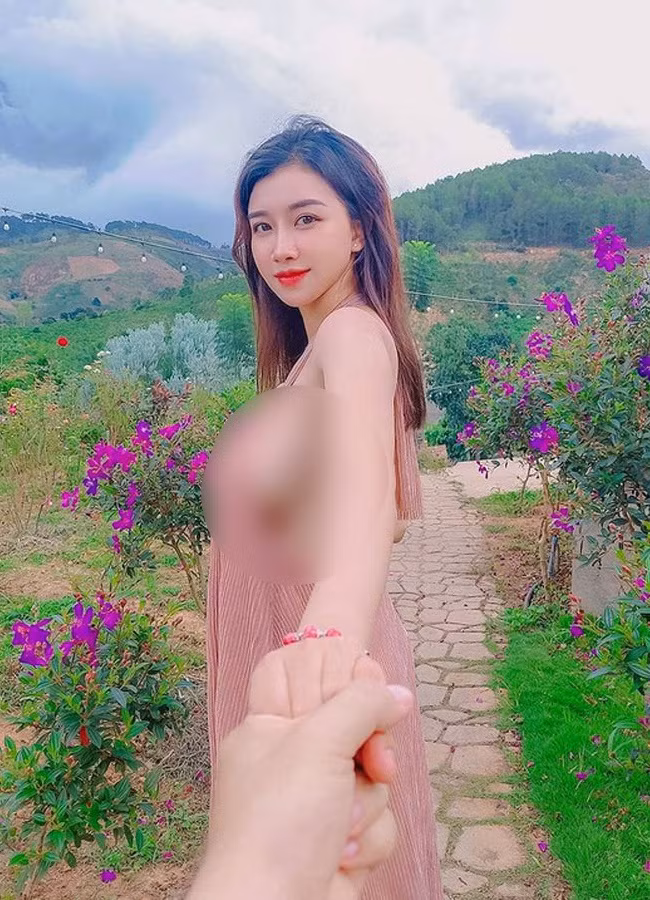 Trong bức ảnh, nàng hot girl gây chú ý với thiết kế hở mạn sườn, khoe khéo vóc dáng như vòng 1, thềm lưng ong, bờ vai mảnh mai.