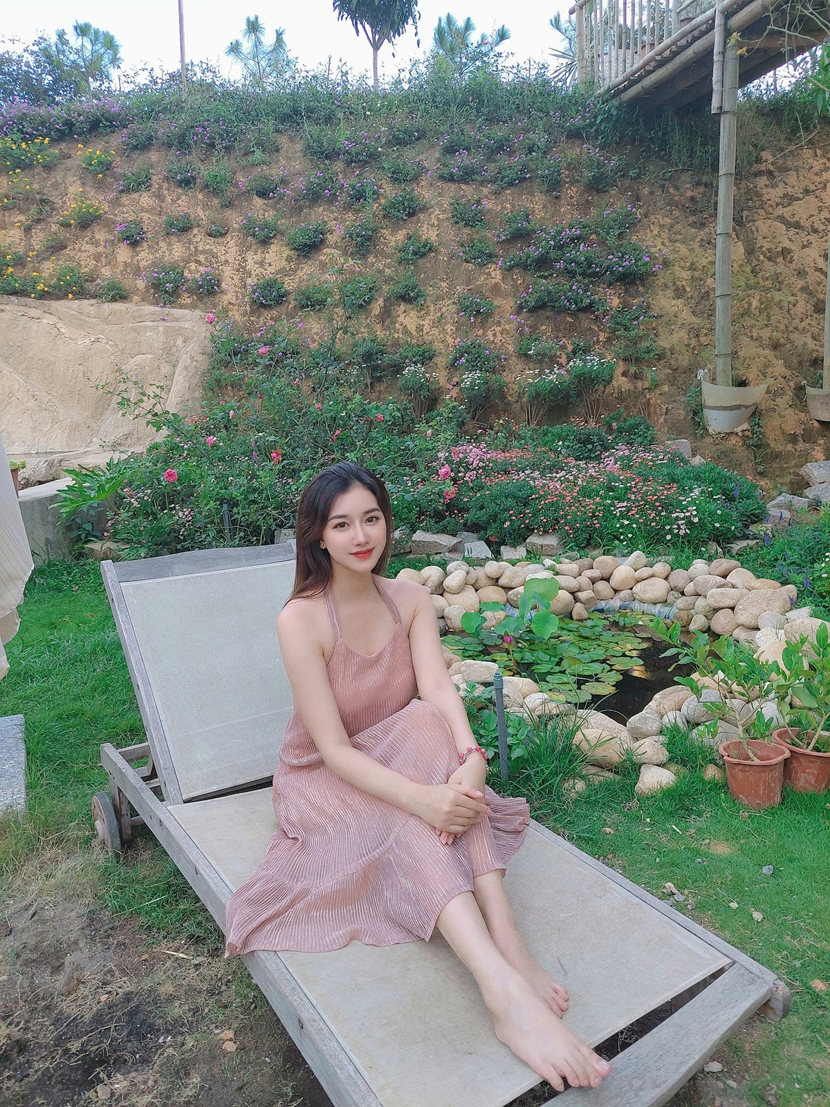 Kể từ sau khi được báo Trung Quốc đăng tải bài viết khen gợi về gu thời trang táo bạo, Triệu Vân ngày càng thu hút sự chú ý trên mạng xã hội. Ảnh: FBNV