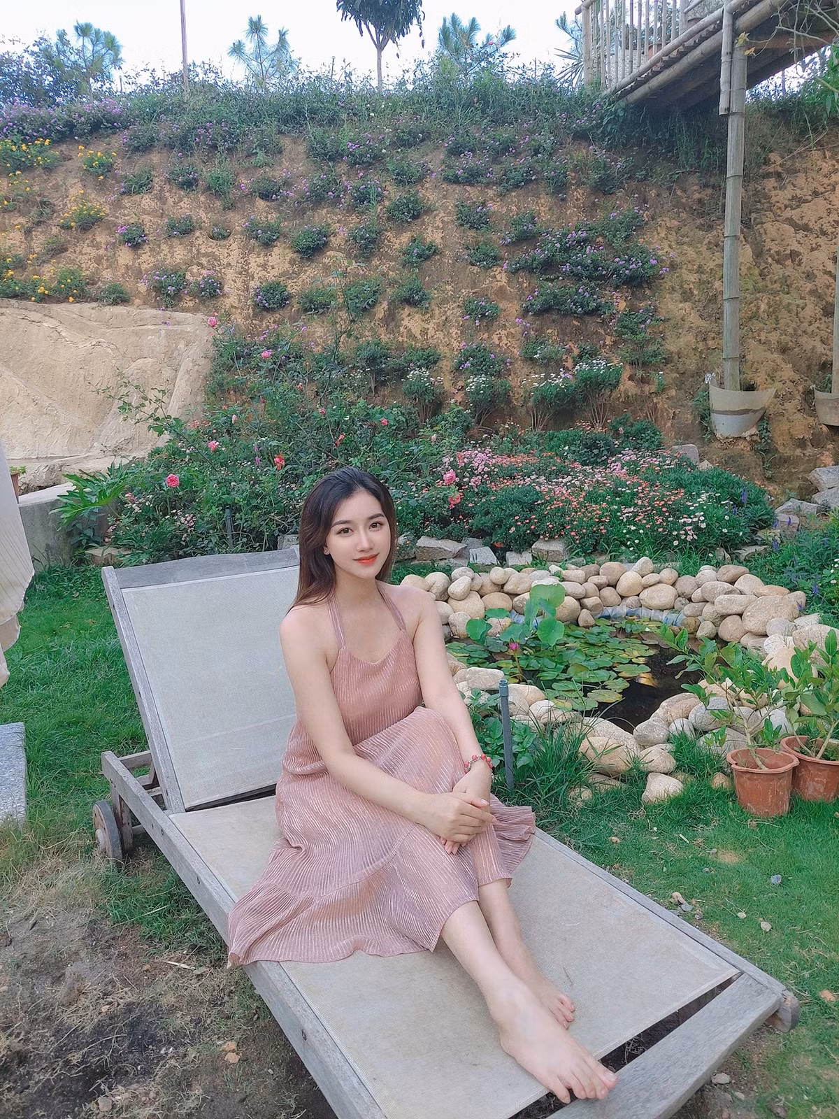 Kể từ sau khi được báo Trung Quốc đăng tải bài viết khen gợi về gu thời trang táo bạo, Triệu Vân ngày càng thu hút sự chú ý trên mạng xã hội. Ảnh: FBNV