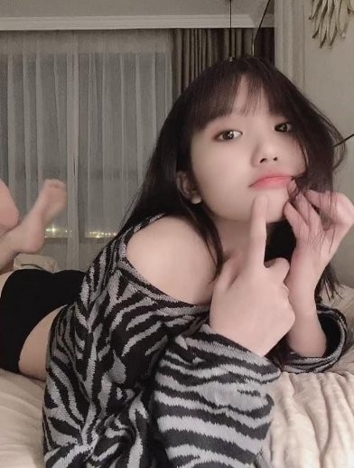 Những tấm ảnh táo bạo của cô được cho là không phù hợp với độ tuổi và nhận được rất nhiều gạch đá.