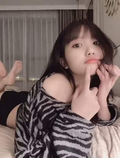 Những tấm ảnh táo bạo của cô được cho là không phù hợp với độ tuổi và nhận được rất nhiều gạch đá.