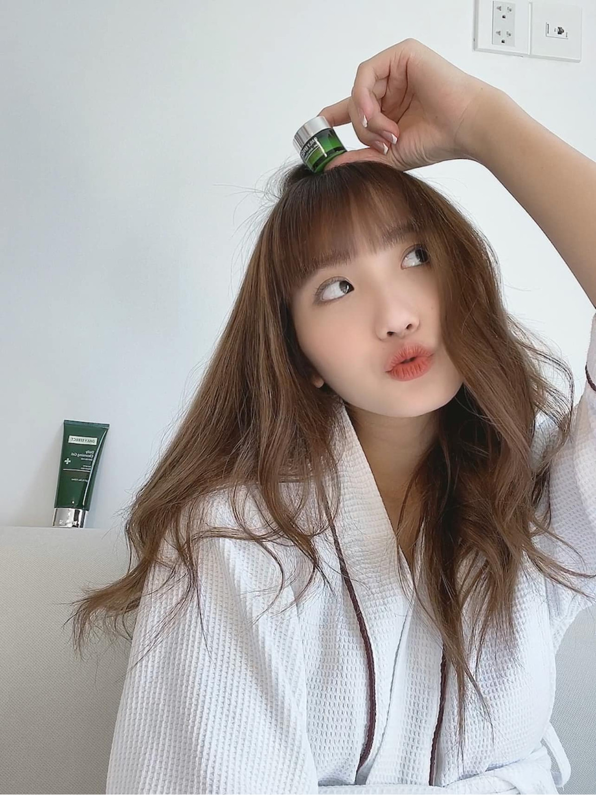 Theo đó, Khánh Huyền không hề có cảm giác lo lắng, mà hồn nhiên chia sẻ thêm rằng đoạn clip được quay lại khi tắm cùng một bạn gái khác. Ảnh: Tổng hợp