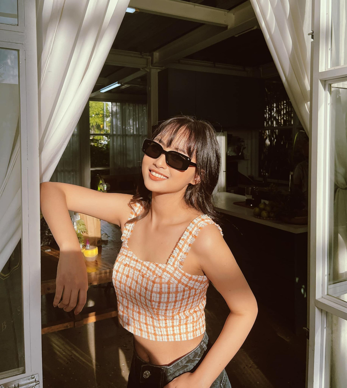 Nữ MC sở hữu chất giọng nhẹ nhàng, truyền cảm, cùng với gương mặt thanh tú đã giúp Minh Nghi nhanh chóng tạo được ấn tượng.