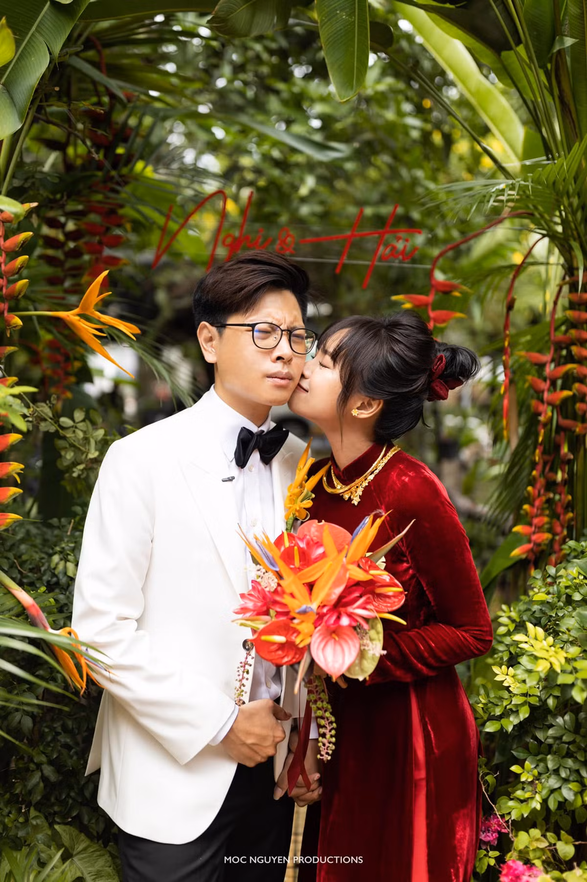 Chú rể Bomman bảnh bao trong bộ vest trắng. Anh cùng gia đình đã bay từ Hà Nội vào Hồ Chí Minh từ vài ngày trước để chuẩn bị thật kỹ càng, chu đáo.