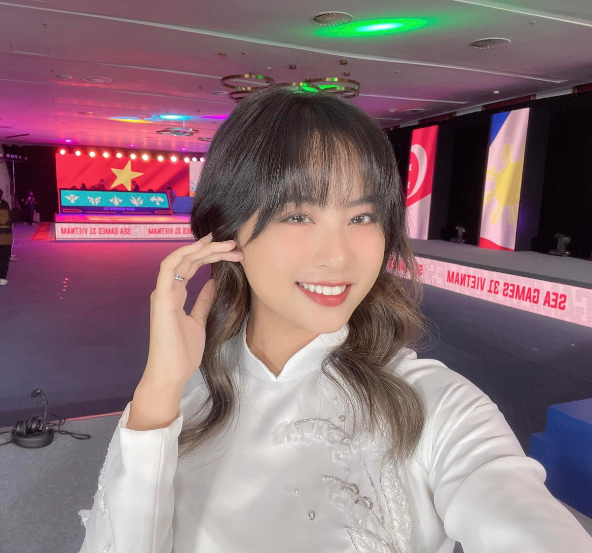 Trang tin LMHT của Trung Quốc là Famulei đã dành nhiều lời khen ngợi đến hot girl Sài thành, ngoài ra còn có trang eSports Invenglobal thực hiện phỏng vấn ngắn với nữ MC tài năng.