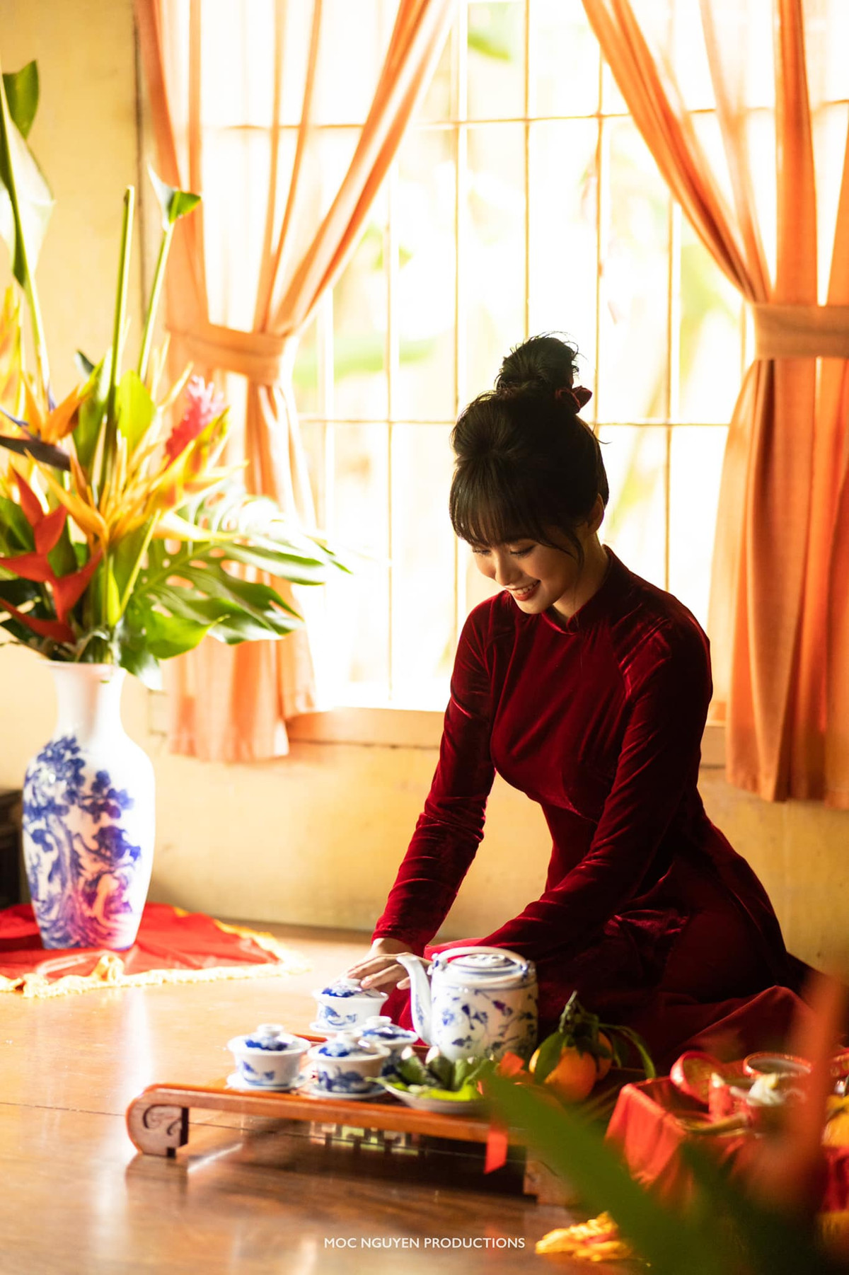 Ngay sau đám hỏi, Minh Nghi đã "nhá hàng" một vài khoảnh khắc xinh đẹp trong ngày trọng đài, cô nàng nổi bật với sắc vóc xinh đẹp.