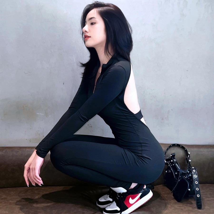 Trang phục đời thường hay tham gia sự kiện của Cẩm Đan cũng được biến hoá đa sắc màu.