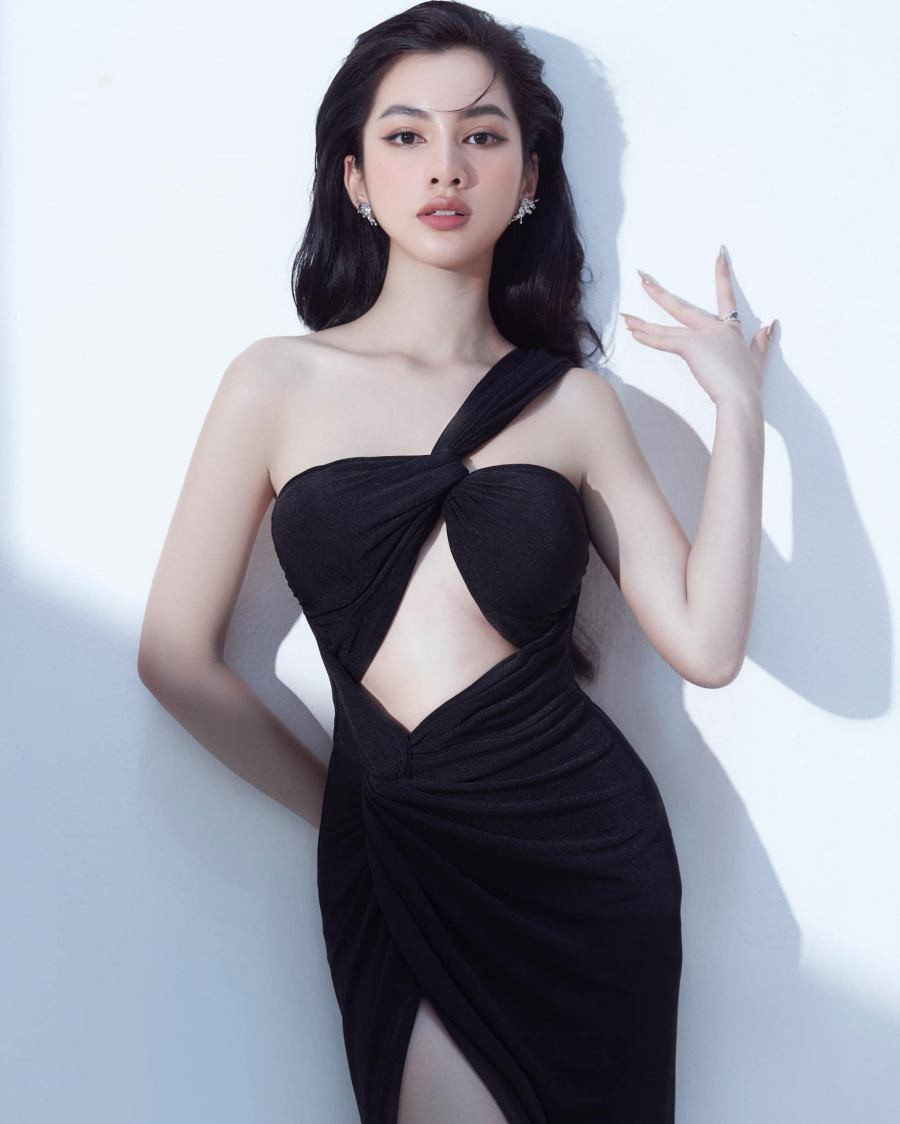 Từ một cô gái trẻ tuổi có gương mặt xinh đẹp, gu thời trang trẻ trung, Cẩm Đan đang có sự thay đổi về phong cách để quyến rũ hơn.