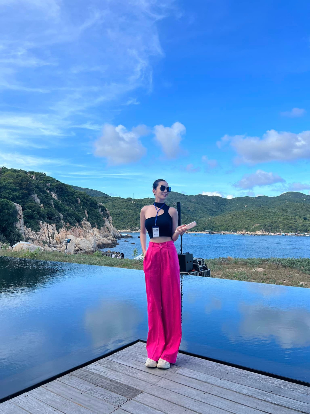 Bên cạnh những lời khen về phong cách ngày càng trưởng thành của cô, một số người cho rằng Cẩm Đan nên tiết chế hơn trong cách ăn mặc, nếu không, sẽ bị mất điểm trong mắt người hâm mộ.