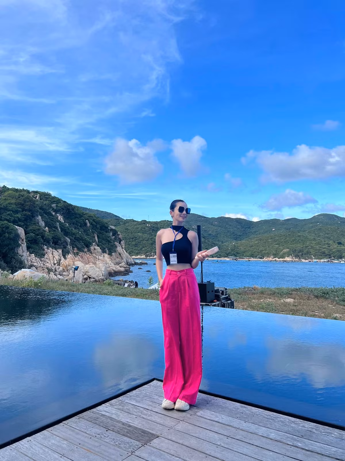 Bên cạnh những lời khen về phong cách ngày càng trưởng thành của cô, một số người cho rằng Cẩm Đan nên tiết chế hơn trong cách ăn mặc, nếu không, sẽ bị mất điểm trong mắt người hâm mộ.