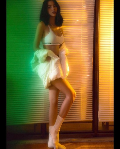 Cẩm Đan cũng không ngại khoe body khi diện bộ body suit khoét hông cao để lộ vòng eo thon gọn và đôi chân dài thẳng tắp.