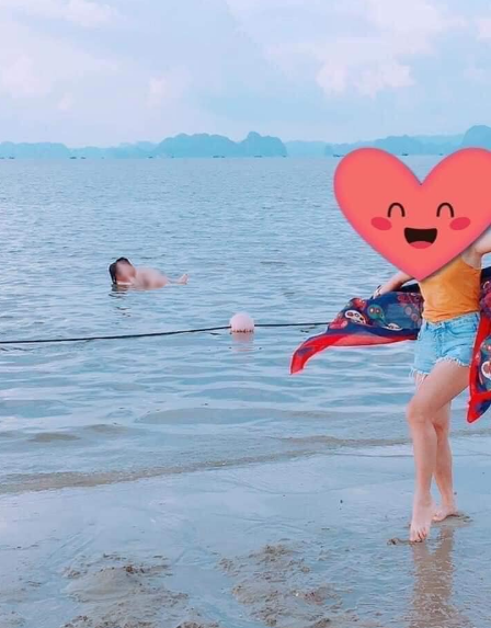 Hình ảnh một cặp đôi vô tư tạo tư thế nhạy cảm ngay khi đang tắm biển, trong khi xung quanh có rất nhiều người từng khiến dư luận vô cùng bức xúc, tỏ thái độ không hài lòng.