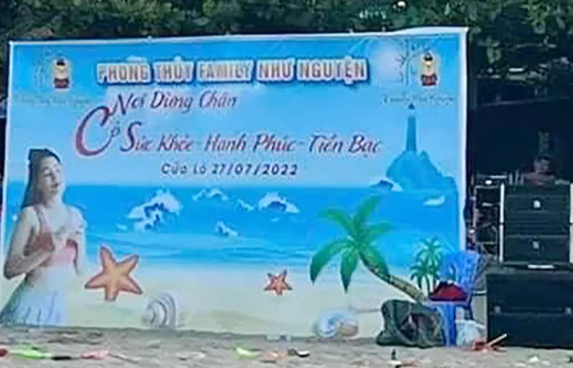 Theo đoạn clip, nhóm du khách chơi team building và chia thành nhiều đội chơi trò chơi tiếp nước. Vật dụng tiếp nước ở đây là áo phông, khăn, mũ…