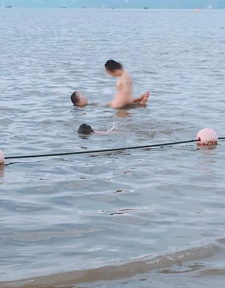 Điều đáng nói, bãi biển này còn có cả trẻ em vui chơi tại đây. Chính vì thế những hành động này đã khiến nhiều người phải "đỏ mặt" thay.