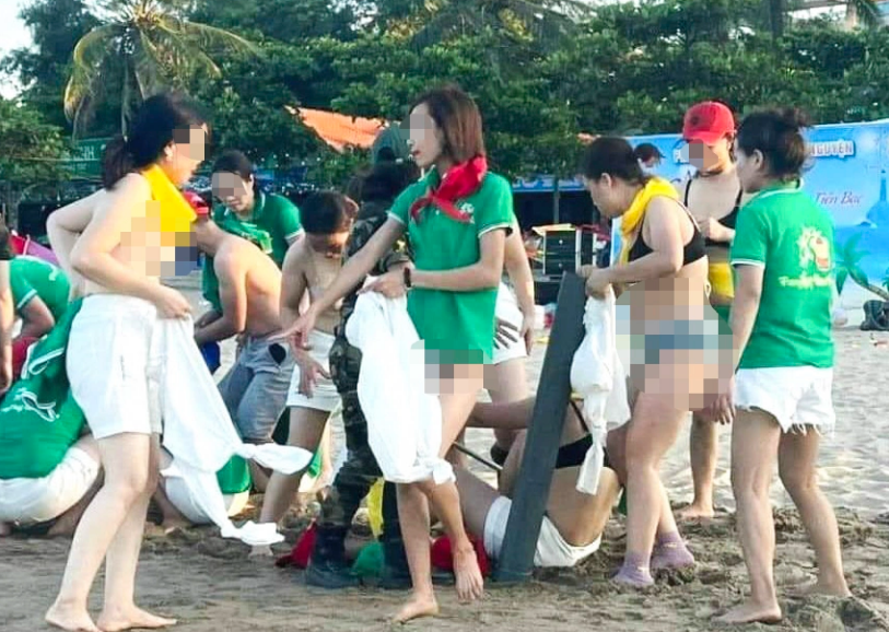 Nhiều người chứng kiến sự việc hô hào và quay lại video, đăng tải lên mạng xã hội và nhanh chóng nhận về nhiều bình luận phẫn nộ.