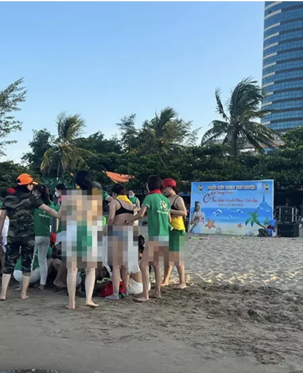 Mới đây trên MXH xôn xao về đoạn clip dài khoảng 1 phút 10 giây ghi lại cảnh nhóm du khách lột đồ phản cảm và chơi trò chơi trên bãi biển Cửa Lò.