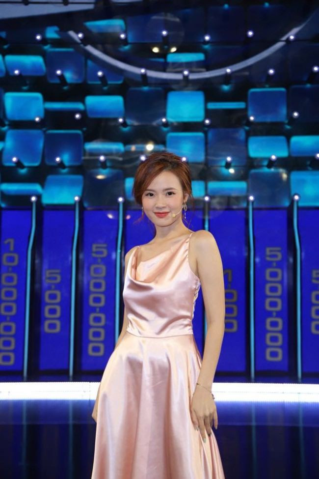 Thường ngày lên đồ chỉn chu là thế nhưng Midu lại mất điểm chỉ vì chọn chiếc đầm lụa bóng bị lộ vùng nhạy cảm.