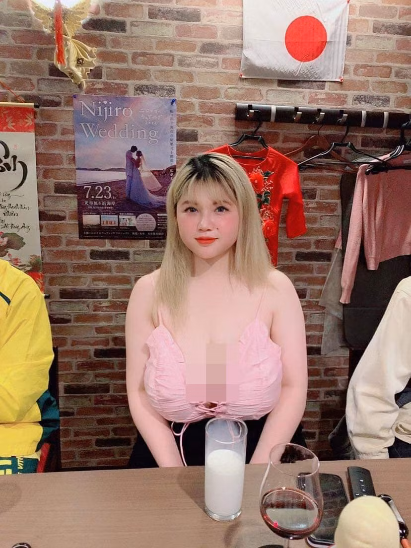 Nhưng chỉ 2 năm sau, cô tái xuất với vòng 1 chẳng khác nào lúc chưa phẫu thuật, thậm chí còn bị nhận xét khủng hơn trước quá nhiều.