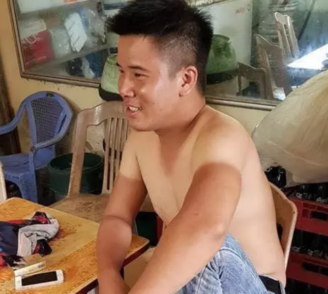 Ông chú này bị hằn nguyên dấu vết của chiếc áo ngắn tay lên thân hình vạm vỡ.