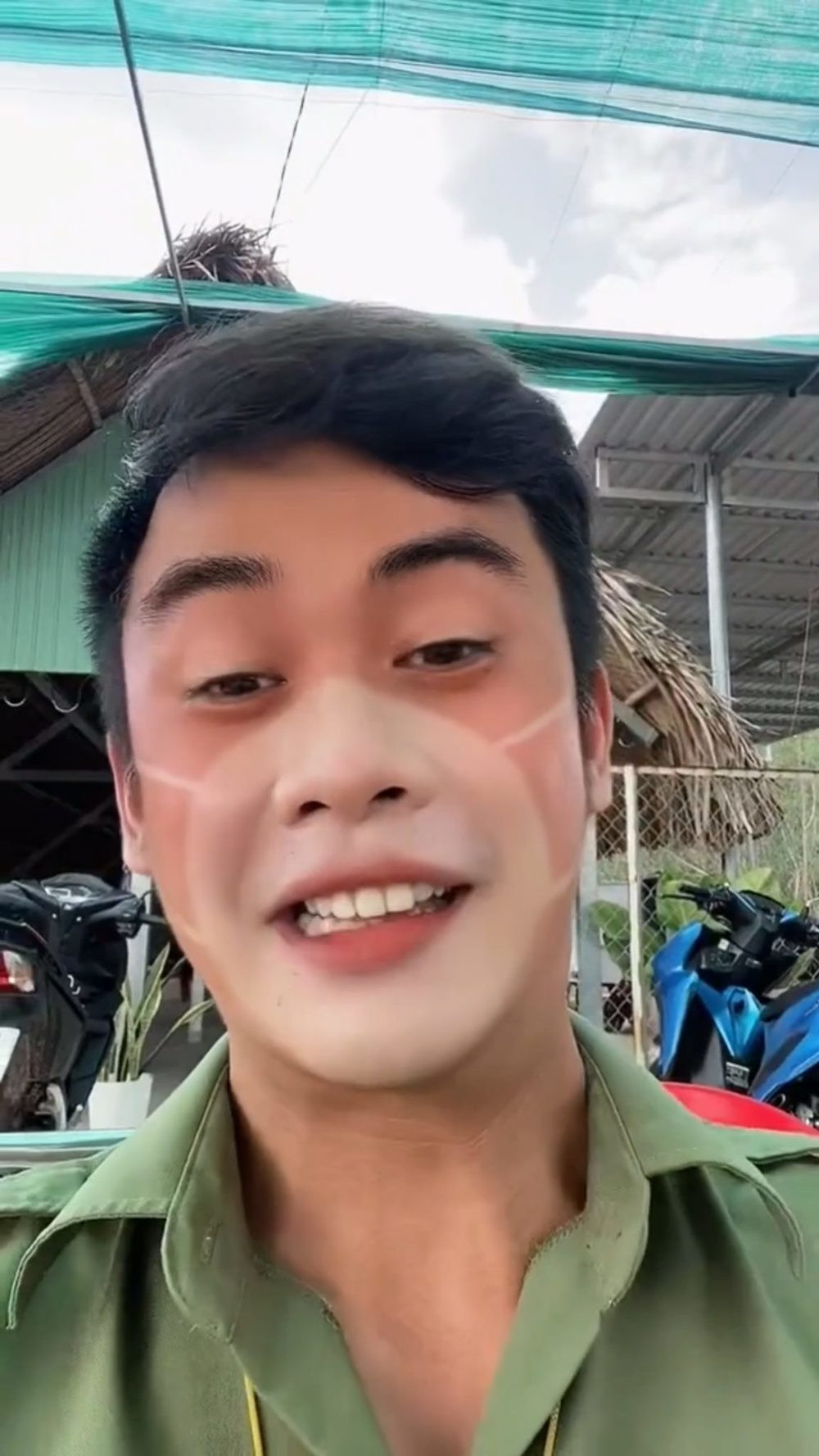 Quy tắc đầu tiên khi ra ngoài mùa hè, đã không thoa kem chống nắng thì hãy che chắn cơ thể cẩn thận, nhưng có vẻ không phải ai cũng làm theo.