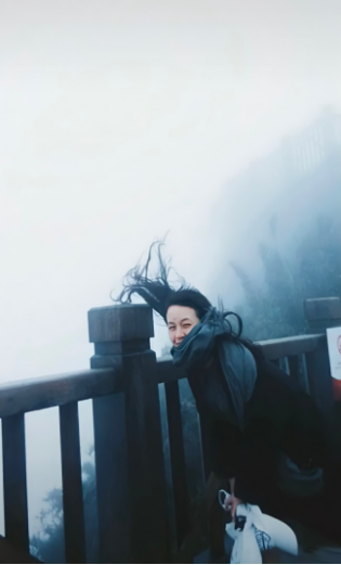 Phản ánh chân thực tại Sapa, du khách như "chợt về giữa sương mờ"… chụp ảnh trong thời tiết như thế này thì nó mới độc lạ.