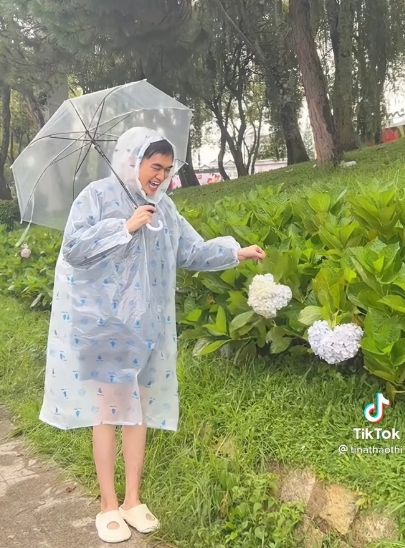 Đi du lịch mà dính phải "lời nguyền thời tiết" có người sẽ chỉ đành cố thủ tại khách sạn, nhưng cũng có người bất chấp mưa rơi, ra ngoài trời làm ít kiểu ảnh để đời cho đỡ phí cả chuyến du lịch.