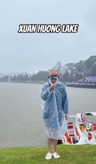 Xứ sở ngàn hoa còn có món đặc sản là những cơn mưa làm nước chảy như thác, hiếm gặp nhưng ai gặp rồi thì phải nhớ cả đời.