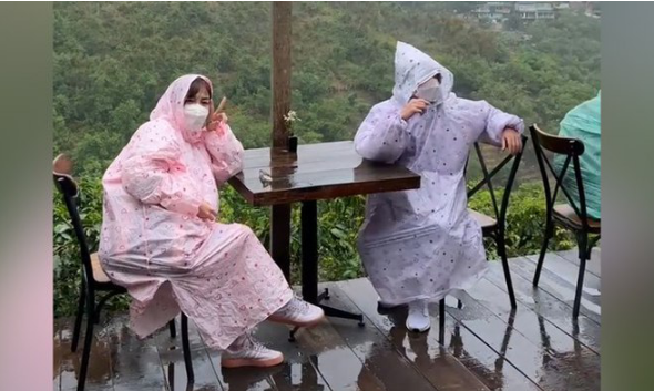 Dù thời tiết không chiều lòng người thế nhưng nhóm bạn này vẫn mặc áo mưa đủ màu sắc ra ngoài trời rồi trải nghiệm theo cách rất riêng. Ảnh: Tổng hợp Facebook