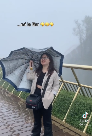 Đúng là du lịch mùa mưa, dù có xúng xính váy áo đến đâu thì khi check in cũng không thể xinh đẹp nổi.