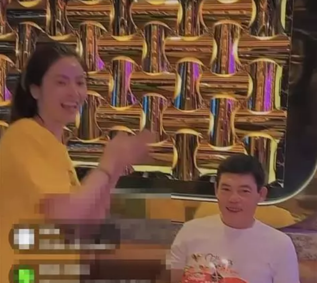 Ở phần bình luận, ngoài khen ngợi nhan sắc xinh đẹp của chính chủ, cư dân mạng cũng đổ dồn sự chú ý về ngoại hình của vị phụ huynh.