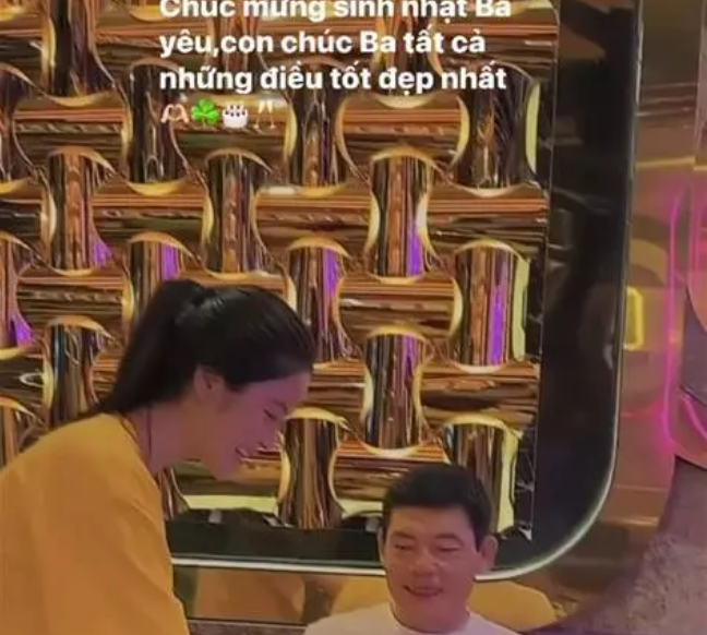 Điển hình mới nhất, trên story Facebook, Chu Thanh Huyền khoe chiếc clip ngắn ghi lại khoảnh khắc tổ chức sinh nhật cho bố ruột. "Chúc mừng sinh nhật ba yêu của con. Con chúc ba tất cả những điều tốt đẹp nhất", Thanh Huyền viết.