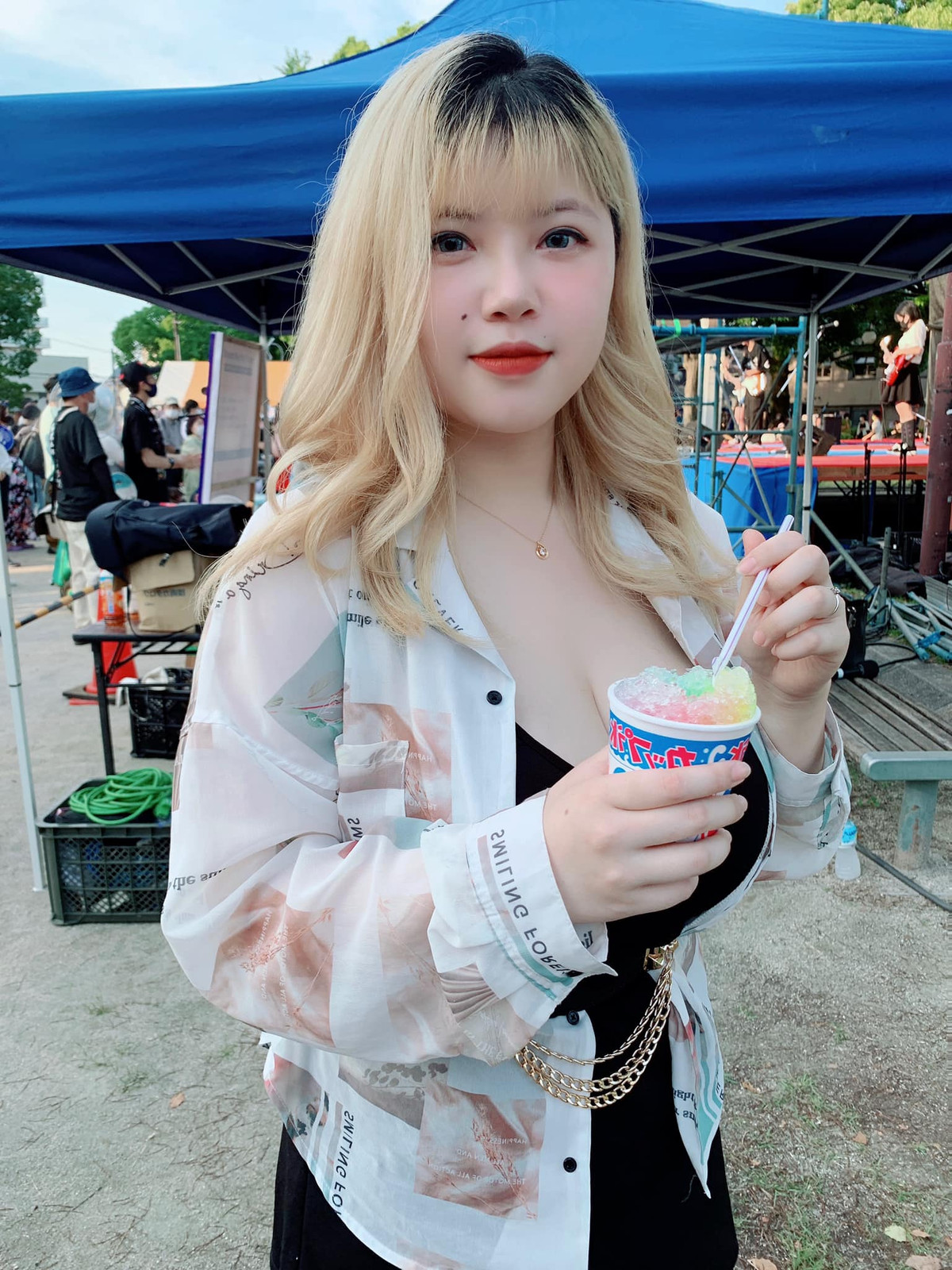 Lần này, "hot girl ngực khủng" Hải Dương chơi lớn khi khoe ảnh diện nội y. Cô show trọn đôi gò bồng đào khủng cùng vòng 3 nảy nở.