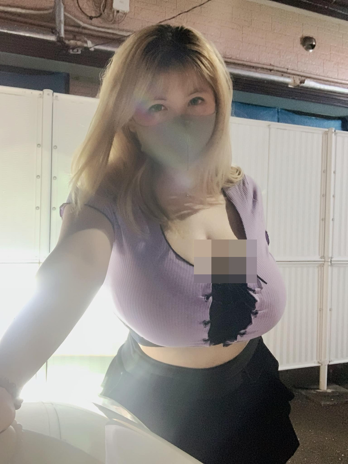 Trước lời bình luận chói tai, chính chủ sau đó vào đáp trả: "Úp mặt vô thì có thở được không?". Phần đối đáp qua lại lập tức trở thành đề tài bàn tán.