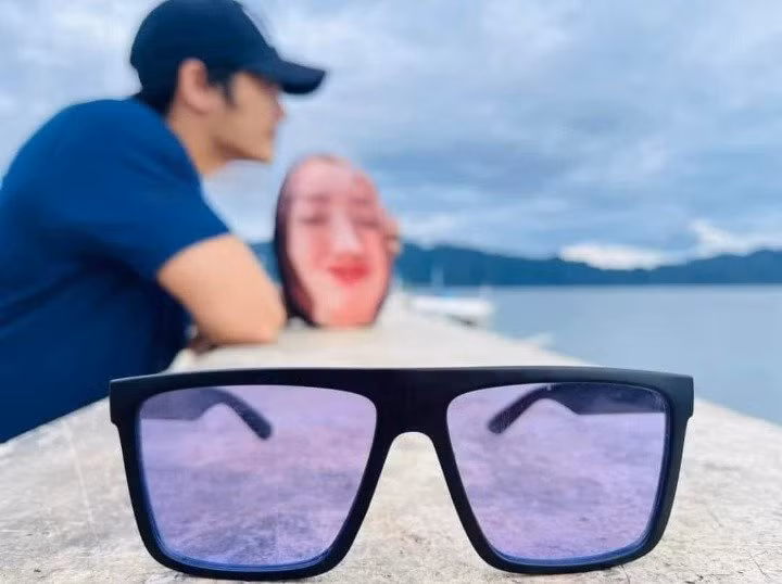 Là một người đi đâu cũng nghĩ đến "nửa kia", anh đã quyết định đặt mua một chiếc gối in hẳn hình khuôn mặt của cô gái ấy, kích thước phù hợp để mang theo bên mình mọi lúc mọi nơi.