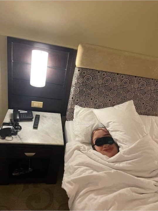 Mang theo chiếc gối in mặt người yêu, anh chàng đã đưa cô bạn gái của mình đi khắp nơi theo kiểu độc đáo.