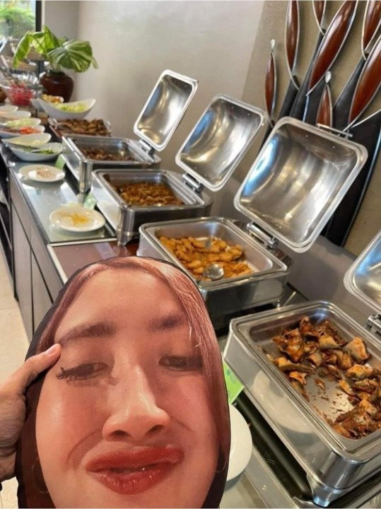 Từ việc đo nhiệt độ đến thắt dây an toàn khi bay, tận tình đắp chăn cho chiếc gối khi lên giường hay ân cần gọi nước dừa để giải khát... không lúc nào trong chuyến đi của chàng trai thiếu vắng sự xuất hiện của chiếc gối.