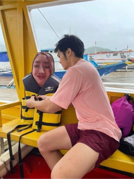 Điểm đáng chú ý đó là anh chàng không đi một mình, cũng không có đôi có cặp như bao tình nhân khác mà anh lại đem theo chiếc gối có in gương mặt người yêu.