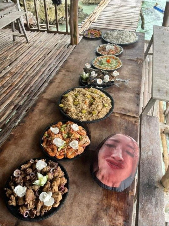 Tình yêu “điên cuồng” của anh chàng nhận về không ít lời khen ngợi, thậm chí còn được phong tặng là “người đàn ông quốc dân”.