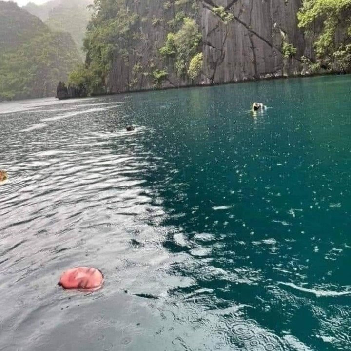 Từ những hình ảnh chia sẻ có thể thấy anh chàng đã chăm sóc rất tốt cho chiếc gối này hệt như đang nâng niu người yêu mình.