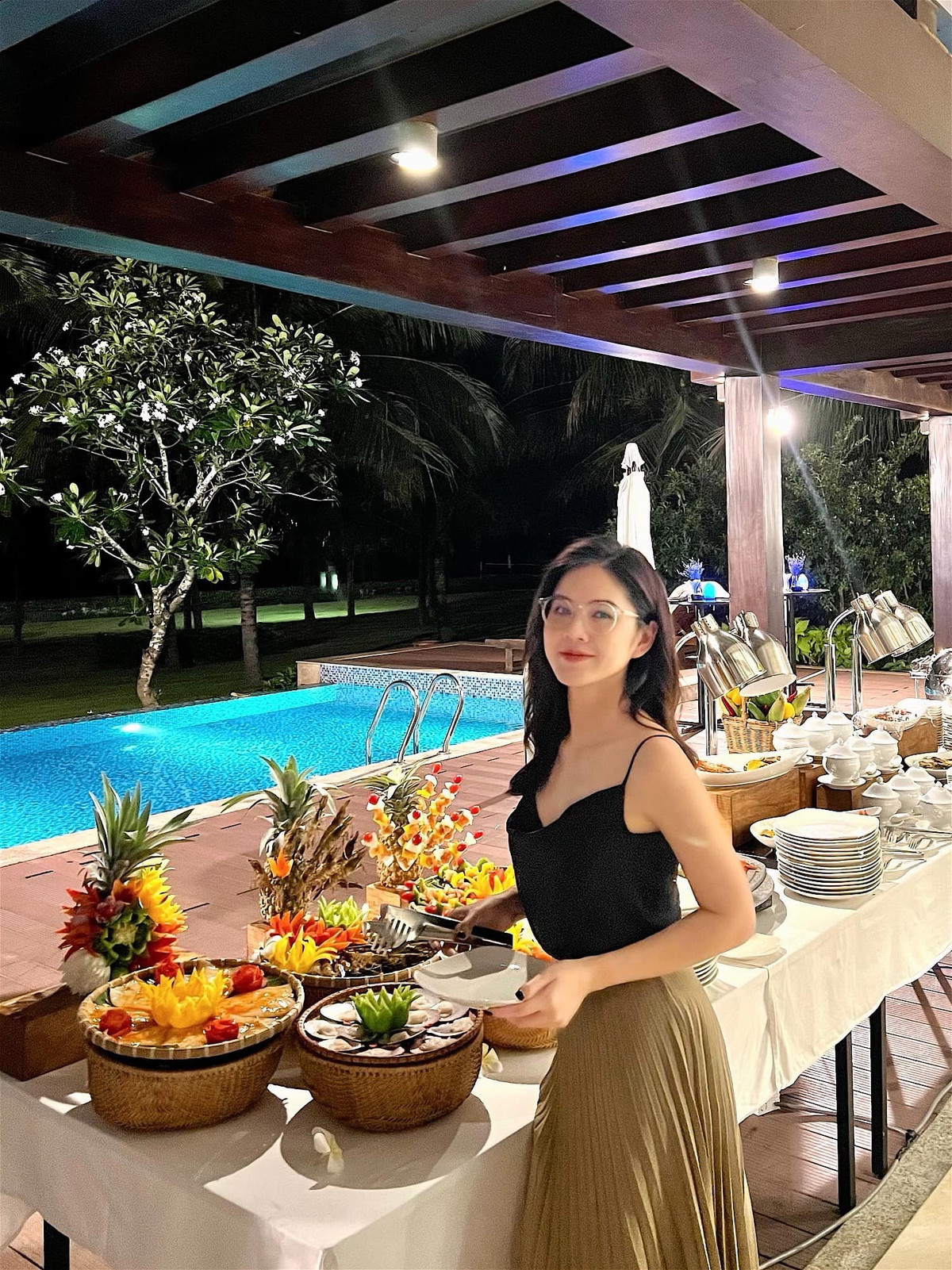 Bởi vậy gần đây Thu Hoài thường diện váy rộng nên dễ dàng lộ nghi vấn đang mang thai con đầu lòng. Ảnh: FBNV