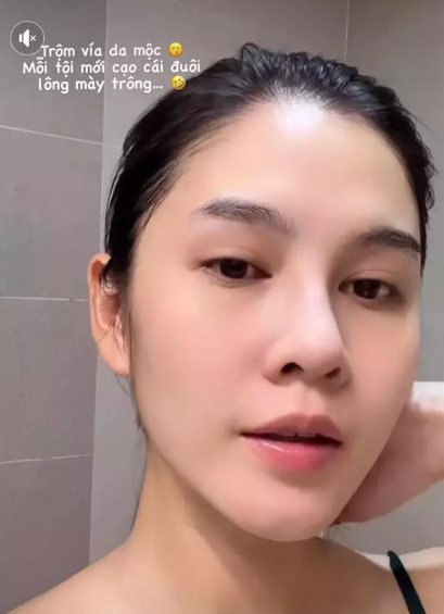 Mới đây MC Thu Hoài tiếp tục gây chú ý khi tự tin 'khoe mặt mộc. Trong ảnh, cô đầu tóc búi cao, đặc biệt gương mặt nói không với phấn son.