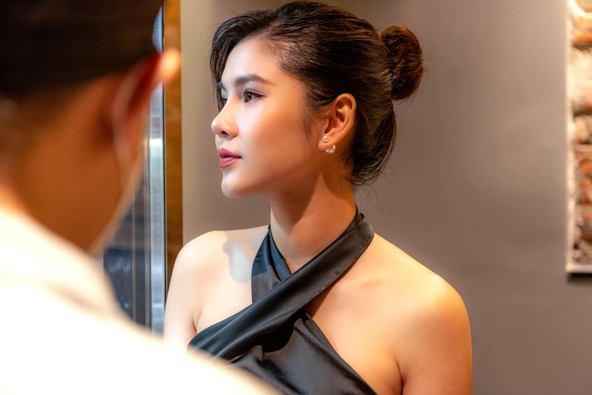 Chi tiết khiến netizen hoài nghi nữ MC này mang thai là hình ảnh cô nàng diện chiếc váy rộng và gương mặt bầu bĩnh khác ngày thường.