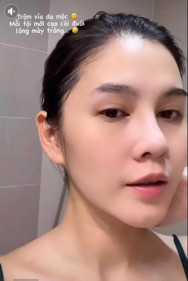 Dù không được trang điểm song gương mặt của Thu Hoài vẫn tươi tắn, làn da mịn màng, các đường nét hài hòa.