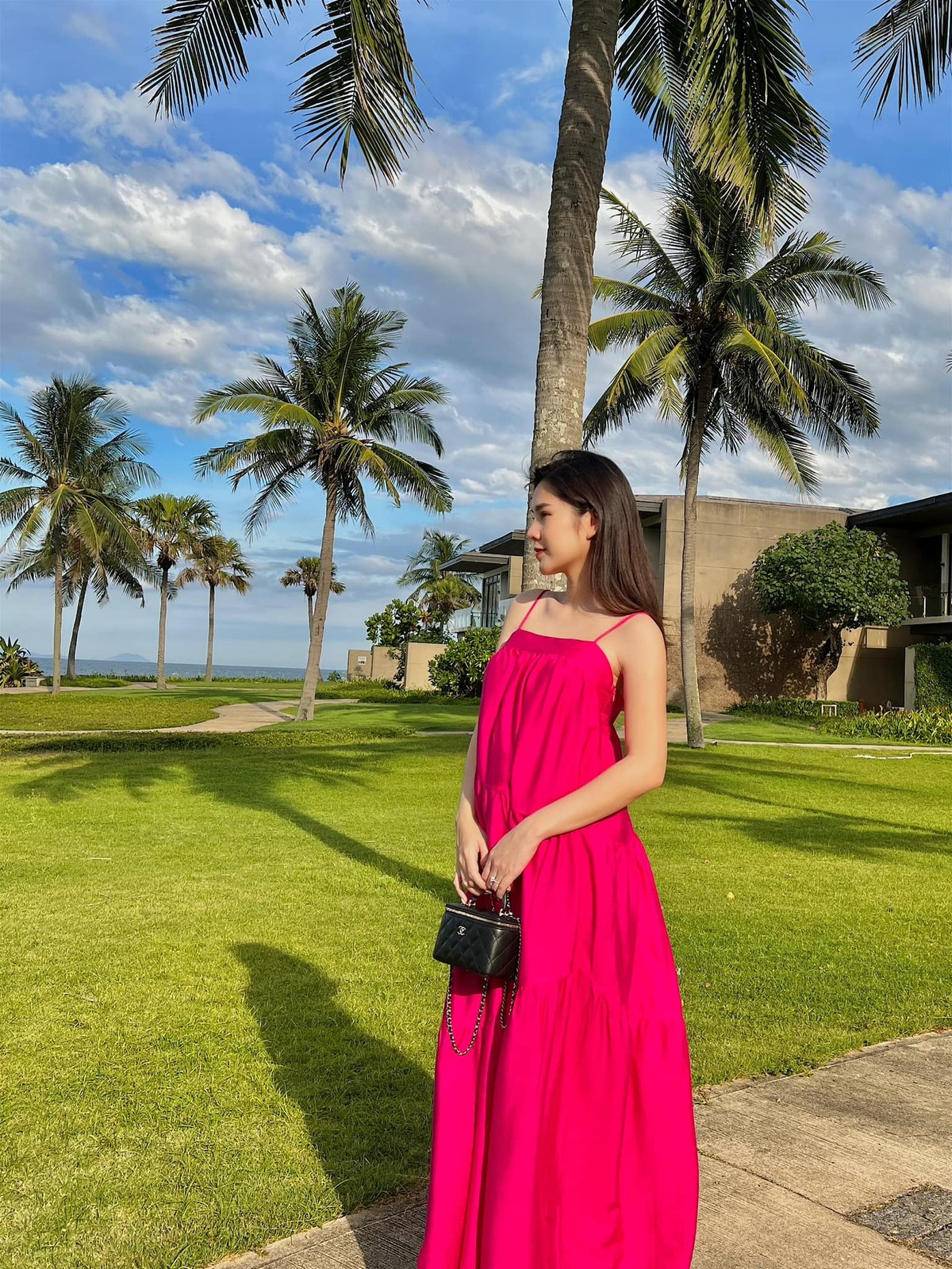 Chính Thu Hoài cũng cảm thấy tự tin với gương mặt mộc của mình. "Trộm vía da mộc. Mỗi tội mới cạo cái đuôi lông mày trông...", nữ MC đính kèm.