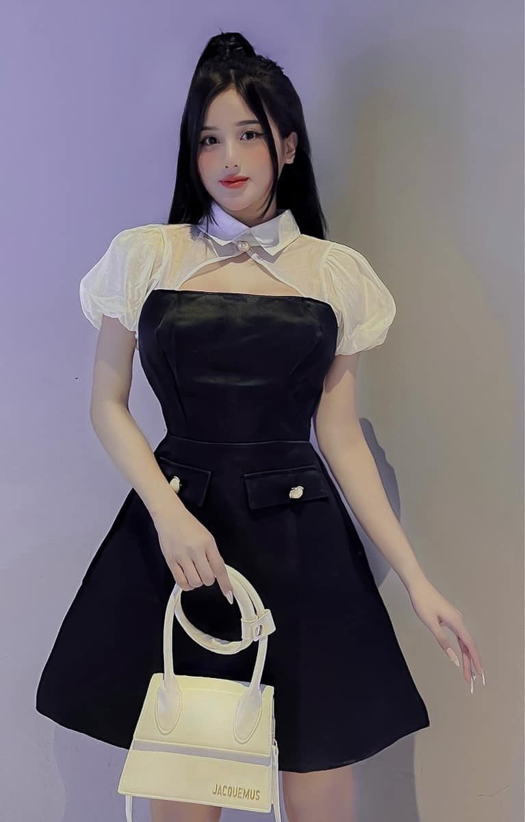 Không chỉ thế, thân hình cuốn hút của Hằng cũng khiến người ta phải xuýt xoa.