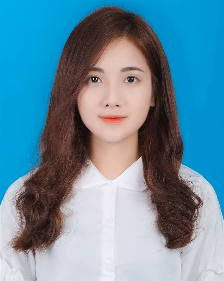 Khương Thị Thanh Hằng hay còn được biết đến với biệt danh Hằng Bee, sinh năm 2002, đến từ Hà Nam là hot girl từng được biết đến với những hình ảnh xinh đẹp trong bộ đồng phục.