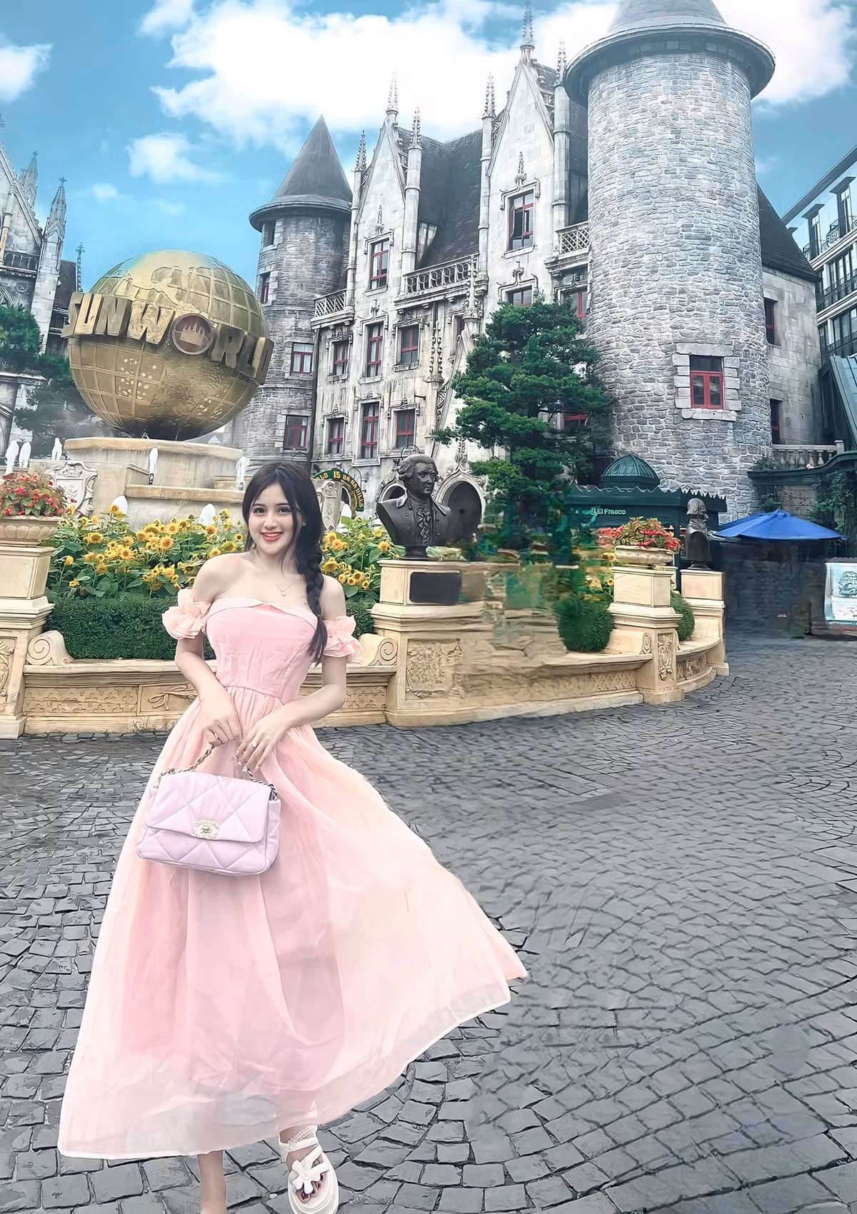 Thực tế, Thanh Hằng từng khẳng định khi còn ngồi trên ghế nhà trường cô thấy mình ăn vận có phần già dặn hơn tuổi.